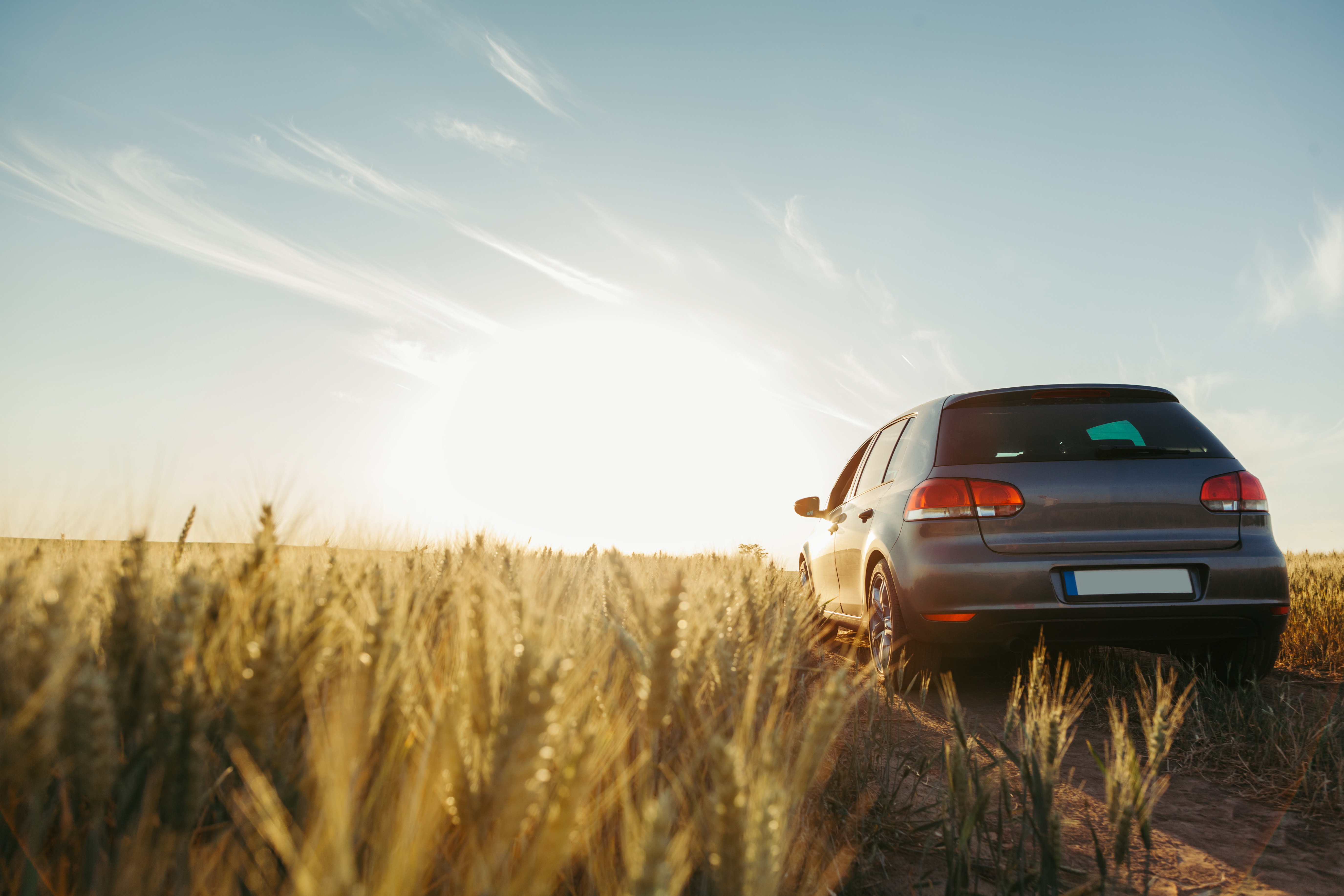 Autobatterie wird manuell eingebaut – sicherer Austausch im Motorraum.