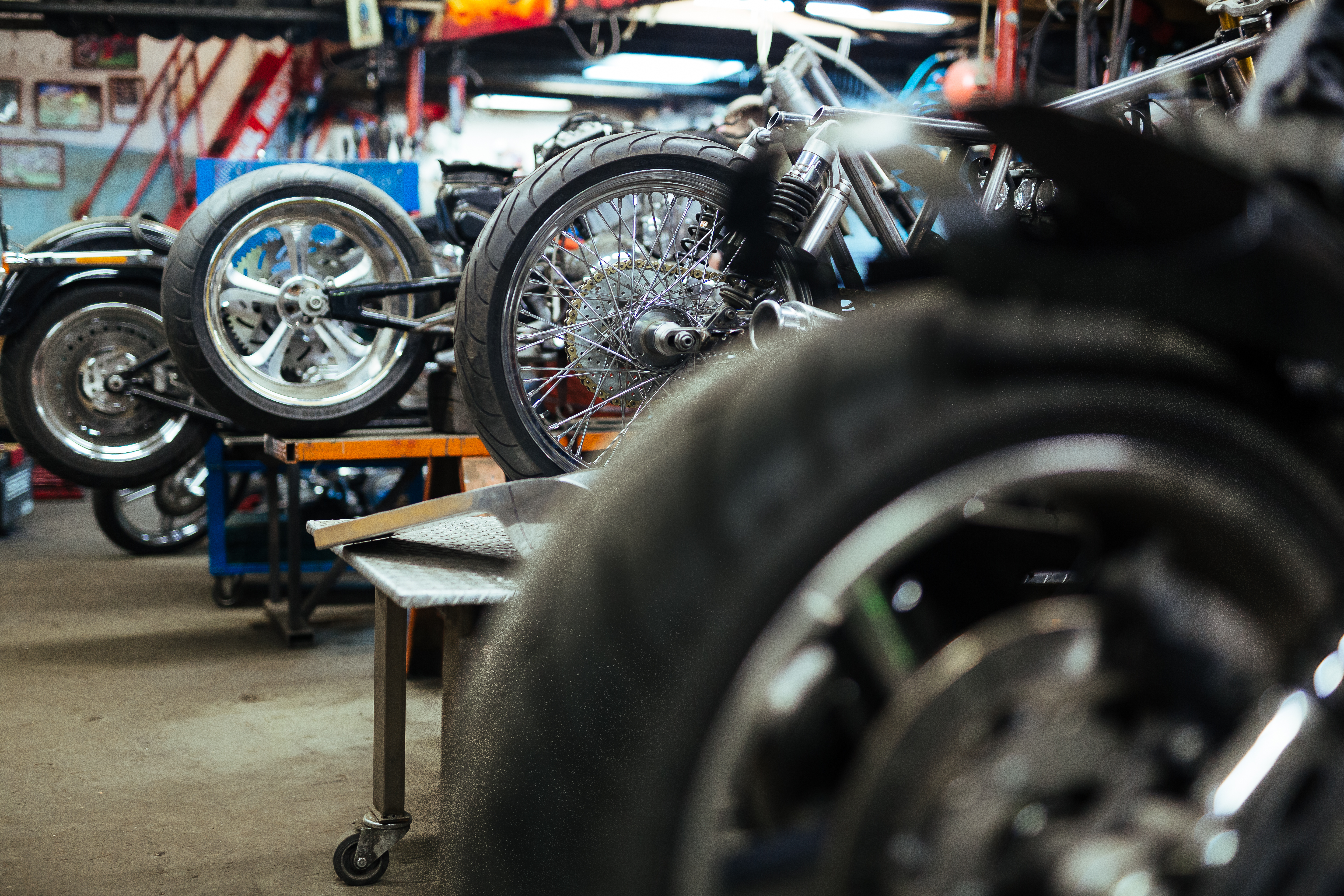 Motorrad in Werkstatt – individuelle Umbauten oder Batteriewechsel im Custom-Bereich.