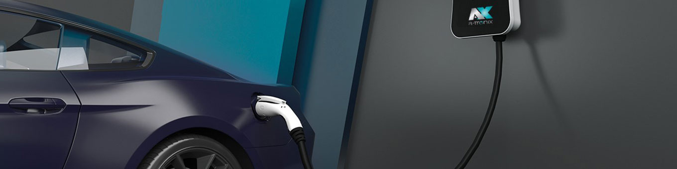 Atronix Wallbox an Hauswand – Ladepunkt für Elektrofahrzeuge im Privatbereich.