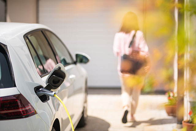 Wallbox an Hauswand – Ratgeber zu Installation und Ladeleistung für E-Autos.