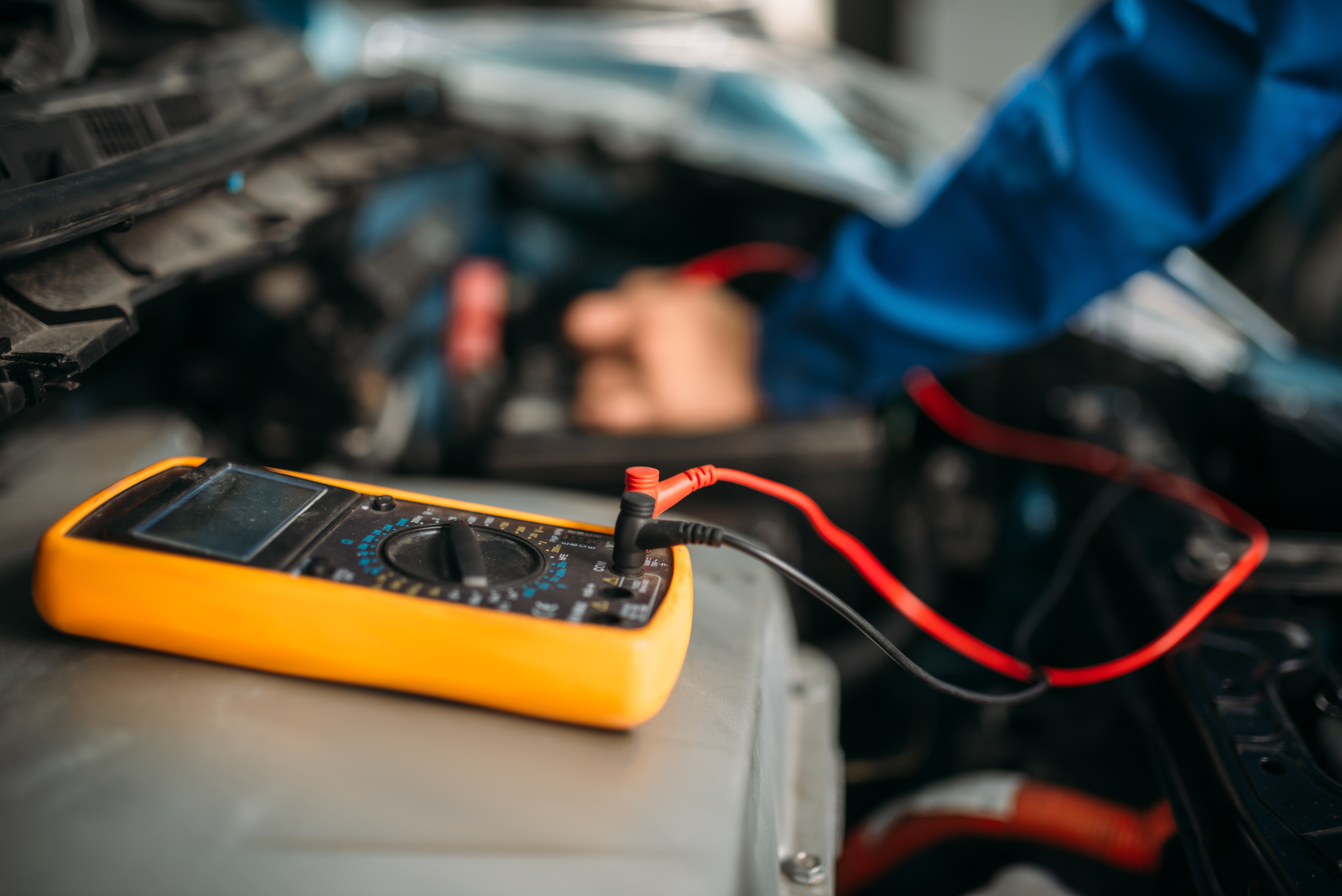Innenraum eines Campers mit Batteriebox – Stromspeicher im Wohnmobil integriert.