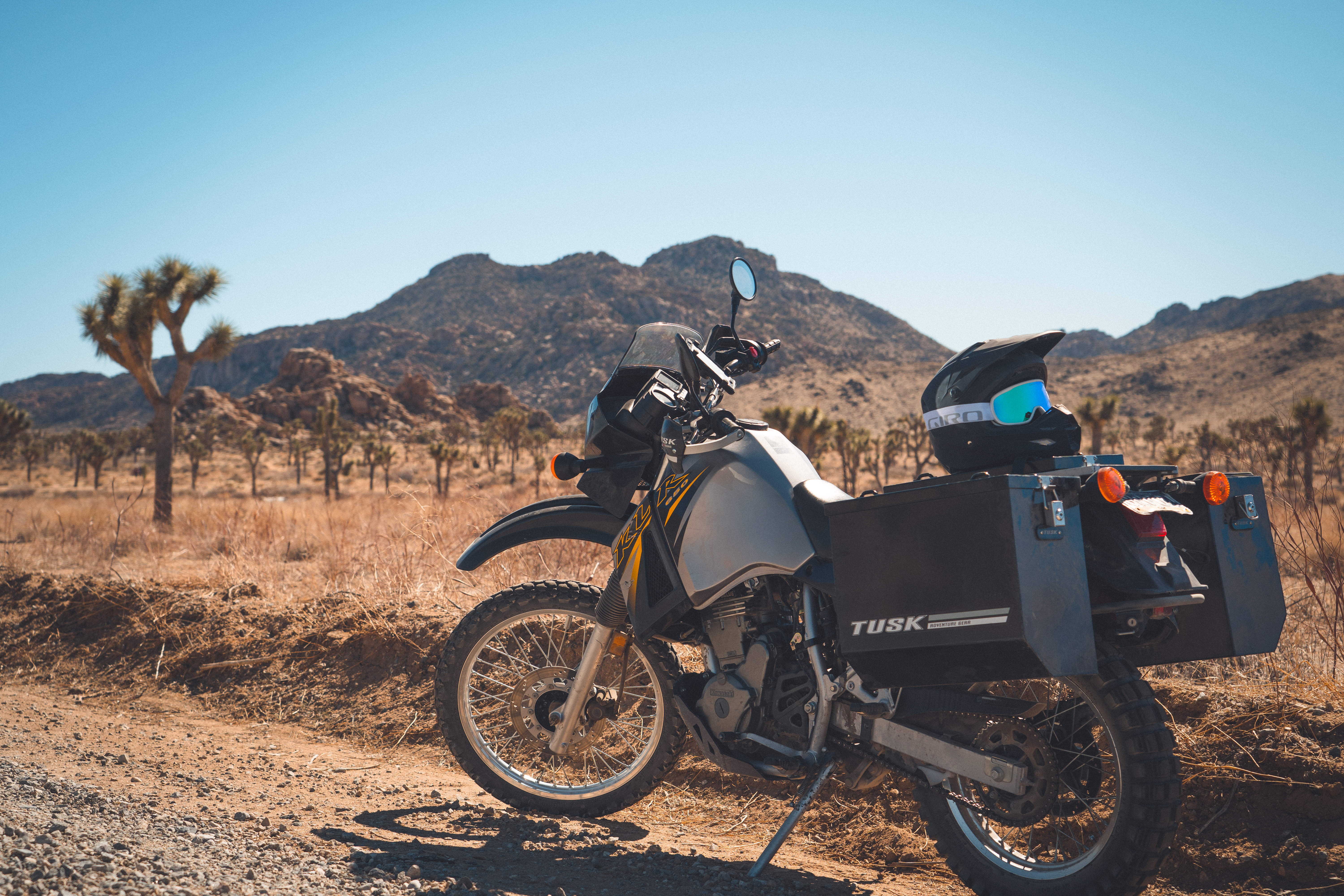Motorrad in sandiger Wüstenlandschaft – Abenteuerfahrt mit mobiler Stromlösung.